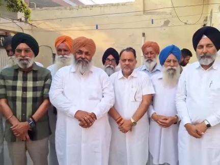 ਨਿਹਾਲ ਸਿੰਘਵਾਲਾ: ਸੁਖਬੀਰ ਸਿੰਘ ਬਾਦਲ ਦੇ ਮੁੜ ਪ੍ਰਧਾਨ ਬਣਨ ਤੇ ਹਲਕਿਆਂ ਨਿਹਾਲ ਸਿੰਘ ਵਾਲਾ ਦੇ ਪਿੰਡ ਮਧੇਕੇ ਭਾਗੀਕੇ ਬੁਰਜ ਦੁੱਨਾਂ ਰਣੀਆ ਚ ਵਰਕਰਾਂ ਨੇ ਵੰਡੇ ਲੱਡੂ