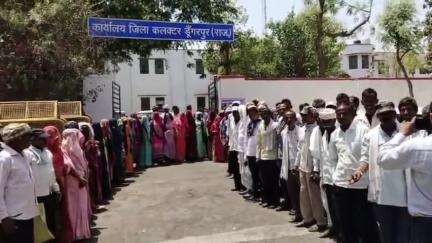 गलियाकोट: जउवावाला गाँव के ग्रामीणों ने 41 डिग्री तापमान में कलेक्ट्रेट पर किया प्रदर्शन