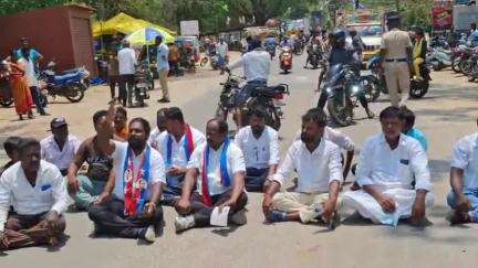 தேன்கனிகோட்டை: வட்டாட்சியர் அலுவலகம் முன்பு விடுதலை சிறுத்தைகள் கட்சியினர் சாலை மறியல் ஈடுபட்டதால் பரபரப்பு