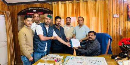 भलेई: डलहौजी की तीनों टैक्सी यूनियनों ने SDM डलहौजी के माध्यम से उपायुक्त चंबा को ज्ञापन सौंपा