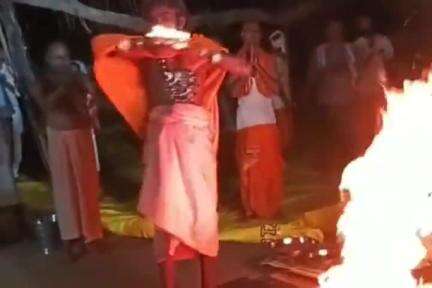 साईं खेड़ा: आजीवन नर्मदा परिक्रमा कर रहे संत शिवानंद दादा जी संदूक बरिया घाट पहुंचे, हवन और महाआरती की