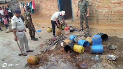 देव: जगदीशपुर से ढिबरा थाना की पुलिस ने छापेमारी के दौरान भारी मात्रा में शराब बरामद किया, तीन महिला शराब कारोबारी गिरफ्तार