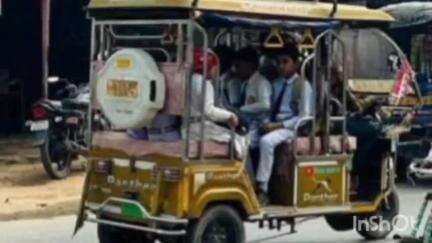 गम्हरिया: गम्हरिया में सरकारी आदेश की अनदेखी, ऑटो और टोटो में ढोए जा रहे हैं बच्चे