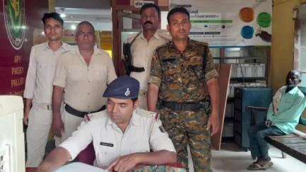 तरारी: एसपी राज के निर्देशानुसार तरारी समेत अन्य थानों में बैंकों की सुरक्षा के लिए असामाजिक तत्वों का किया जा रहा निरीक्षण