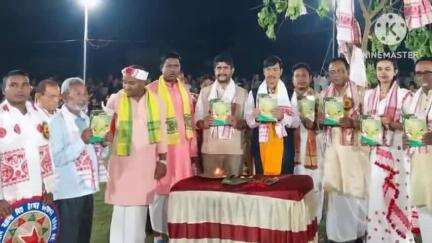 তামুলপুৰ: তামুলপুৰৰ জিলা আয়ুক্ত পংকজ চক্ৰৱৰ্তীয়ে ৬০ তম গোৰেশ্বৰ কেন্দ্ৰীয় ৰঙালী বিহুৰ উৎসৱত উপস্থিত হৈ বিহু আলোচনী উদ্বোধন কৰে
