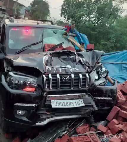 चंदवारा: महतोआहर रामपुर-बसरिया मार्ग पर नावाडीह के पास सड़क हादसा, 6 लोग बाल-बाल बचे