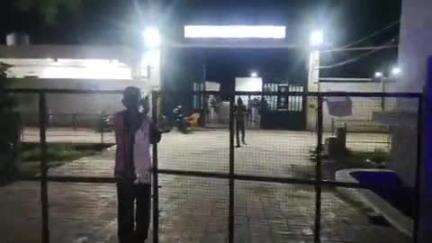 அருப்புக்கோட்டை: காந்தி நகரில் உள்ள தனியார் பாரில் பீருக்கு ஸ்நாக்ஸ் கேட்டு மோதல்- 5க்கும் மேற்பட்டோர் காயம்