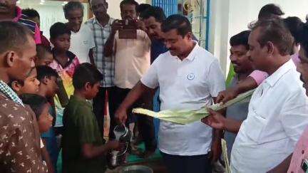 விளாத்திகுளம்: தூய பேதுரு சிஎஸ்ஐ ஆலயத்தில் புனித வெள்ளியை முன்னிட்டு பொதுமக்களுக்கு இலவச பதநீர் வழங்கப்பட்டது எம்எல்ஏ வழங்கினார்