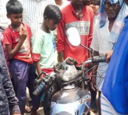 মানবাজার ২: আঁকরো এলাকায় দুটি বাইকের সংঘর্ষে আহত দুই বাইক আরোহী