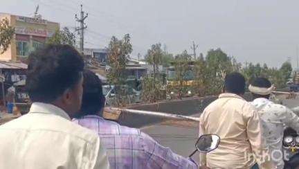 వినుకొండ పట్టణంలో నేలకొరిగిన విద్యుత్ స్తంభాలు తప్పిన ప్రమాదం