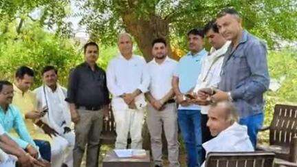दूनी: देवली उनियारा विधायक राजेंद्र गुर्जर ने सांवरिया होटल पर की जनसुनवाई, लोगों ने किया स्वागत
