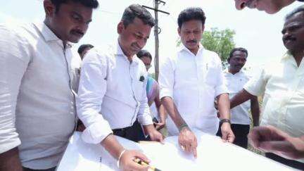 திருவெறும்பூர்: துவாக்குடி அண்ணா வளைவு  பகுதியில் அரசு மாதிரி பள்ளி மற்றும் மாணவியர் விடுதி கட்டடங்கள் கட்டுமான பணிகளை அமைச்சர் பார்வையிட்டார்