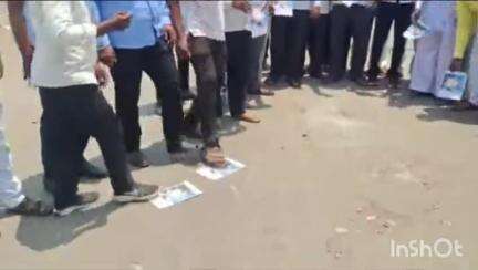 सांगोला: नीरा-देवधर योजनेच्या पाण्याला विरोध करणाऱ्या संजीवराजे निंबाळकर यांचा शिवसेना कार्यालयासमोर जाहीर निषेध