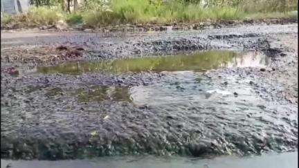 சேந்தமங்கலம்: முட்டாஞ்செட்டியில் சாலையில் கழிவுநீர் செல்வதால் குண்டு குழியுமான சாலையில் வாகன ஓட்டிகள் செல்ல முடியாமல் அவதி #localissue