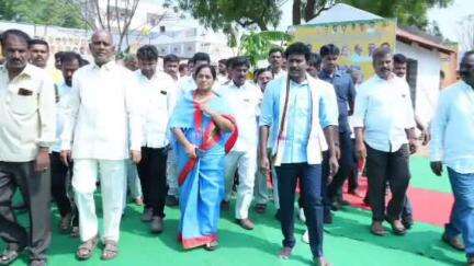 మడకశిరలో ఎమ్మెల్యే MS రాజు క్యాంపు కార్యాలయం ప్రారంభోత్సవంలో పాల్గొని శుభాకాంక్షలు తెలిపి ఎమ్మెల్యే పరిటాల సునీత