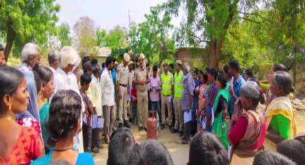 ఎల్లారెడ్డి: ఎల్లారెడ్డి పట్టణంలో అగ్ని ప్రమాదం జరిగినప్పుడు తీసుకోవాల్సిన జాగ్రత్తలపై ప్రజలకి వివరించిన అగ్నిమాపక శాఖ అధికారులు