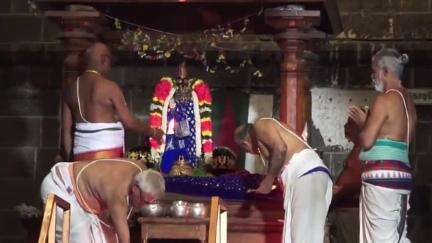 ஸ்ரீரங்கம்: அரங்கநாதர் சுவாமி திருக்கோவிலில் சித்திரை தேர் திருவிழாவை ஒட்டி கொடியேற்றம்- திரளான பக்தர்கள் பங்கேற்பு