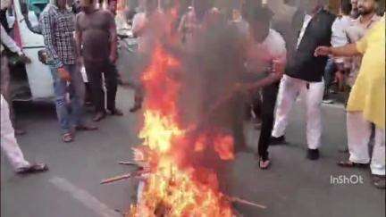 फरीदपुर: फरीदपुर थाना क्षेत्र के नेशनल हाईवे पर भाजपा युवा मोर्चा के कार्यकर्ताओं ने राहुल गांधी का पुतला फूंका