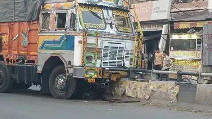 लक्सर: नगर में हुआ सड़क हादसा, मध्य प्रदेश के जबलपुर जा रहा ट्रक फ्लाई ओवर ब्रिज की दीवार से जा भिड़ा