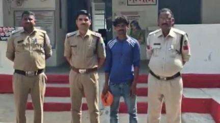 चंदला: हिनौता थाना पुलिस ने अवैध धारदार हथियार के साथ एक आरोपी को किया गिरफ्तार