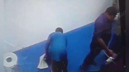 ஆண்டிப்பட்டி: ஆண்டிபட்டி  ATMல் பணம் எடுத்து தருவதாக கூலித் தொழிலாளியை ஏமாற்றிய மர்ம நபரை போலீசார் தேடி வருகின்றனர்