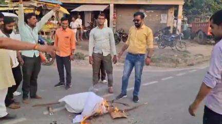 तिर्वा: ठठिया के मानीमऊ रोड पर हिंदुओं ने सीएम ममता बनर्जी का फूंका पुतला, हिंदुओं पर उत्पीड़न का आरोप