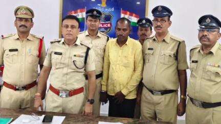 హుజూరాబాద్: అంతర్ జిల్లా దొంగను అరెస్ట్ చేసి, అతని నుంచి బంగారు గొలుసును స్వాధీనం చేసుకున్నట్లు వివరాలను వెల్లడించిన ACP శ్రీనివాస్