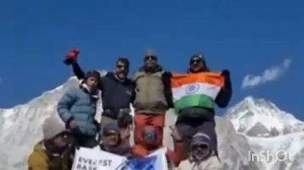 कोपरगाव: शहरातील गिर्यारोहक डॉ.योगेश लाडे यांनी एव्हरेस्ट बेस कॅम्प सर करत फडकाविला तिरंगा