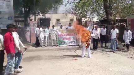 पीपलखूंट: पीपलखूंट में कांग्रेस कार्यकर्ताओं ने केंद्र सरकार की तानाशाही के खिलाफ किया प्रदर्शन, पीएम का पुतला फूंका