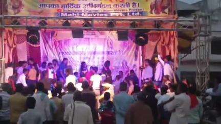 कहलगांव: थाना के पास बुद्धू चक के मध्य विद्यालय में भोजपुरी गानों पर बार बालाओं ने किया अश्लील डांस