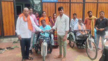 कांसाबेल: मुख्यमंत्री कैंप कार्यालय बगीया में 3 विकलांग लोगों को मिला ई-रिक्शा