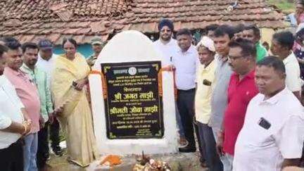 सोनुआ: सोनुआ में सांसद जोबा माझी और विधायक जगत माझी ने ग्रामीण सड़क निर्माण कार्य का किया शिलान्यास