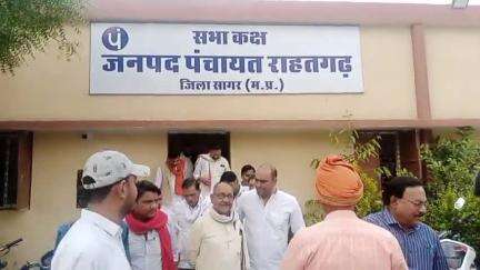 राहतगढ़: राहतगढ़ जनपद सभागार में आयोजित बैठक में जिला पंचायत अध्यक्ष हीरा सिंह राजपूत मौजूद रहे