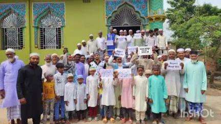 उधवा: पियारपुर में वक्फ कानून के खिलाफ मुस्लिम समुदाय ने किया प्रदर्शन