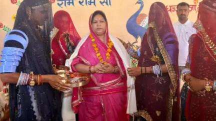सोजत: सोजत विधायक शोभा चौहान का सामाजिक कार्यक्रम में दौरानडी पहुंचने पर चुनरी व शॉल ओढ़ाकर किया गया स्वागत
