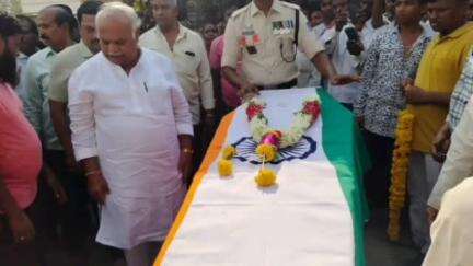 ಬಸವನ ಬಾಗೇವಾಡಿ: ಉಕ್ಕಿನ ಗ್ರಾಮದಲ್ಲಿ ಯೋಧನ‌ ಪಾರ್ಥೀವ ಶರೀರದ ದರ್ಶನ ಪಡೆದ ಸಚಿವ ಶಿವಾನಂದ ಪಾಟೀಲ