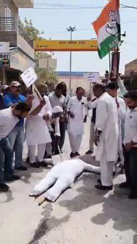 श्रीकरणपुर में कांग्रेस ने ED के खिलाफ प्रदर्शन करते हुए प्रधानमंत्री नरेंद्र मोदी का पुतला फूंका