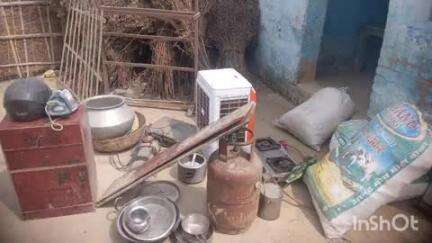 फुलपरास: तुलसियाही गांव में अभियुक्त के घर लोकी थाना पुलिस ने की कुर्की जब्ती