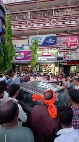ठाकुरगंज: ठाकुरगंज प्रखंड के पौआखाली नगर पंचायत चेयरमैन की कार से 5 लीटर विदेशी शराब बरामद, कार ज़ब्त