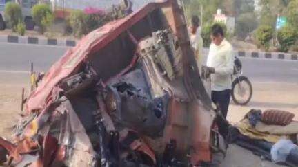 सिकराय: कोल्डड्रिंक से भरे कंटेनर ने ट्रेलर को मारी टक्कर, केबिन में फंसे ड्राइवर को गुर्जर सीमला के पास निकाला गया