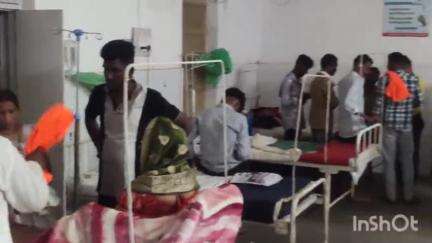 माकड़ी: बरकई गांव के वार्षिक मेला स्थल पर पेड़ का डंगाल गिरने से 5 लोग हुए घायल, एक को जिला अस्पताल किया गया रेफर