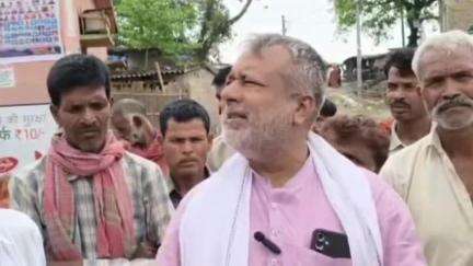कांटी: धमौली रामनाथ पूर्वी पंचायत में कलवारी घाट के पास पीपल का पेड़ गिरने से 8 घर क्षतिग्रस्त, RJD नेता हैदर आजाद ने लिया जायजा