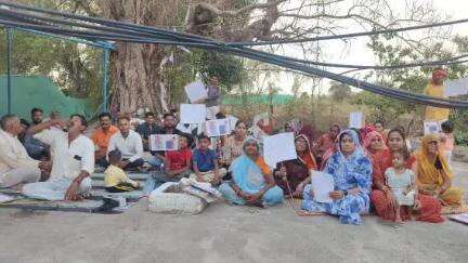 केसली: ग्राम निवारी कला में एक ही परिवार के अपराधियों के आतंक से परेशान ग्रामीण धरने पर बैठे