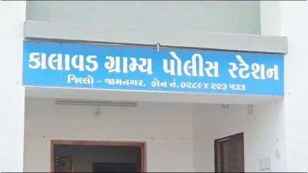 કાલાવાડ: નિકાવા ગામ બસ સ્ટેશન પાસે રસ્તા પર વાહન અડચણરૂપ રાખવા મામલે ડ્રાઇવર વિરુદ્ધ કાયદેસરની કાર્યવાહી હાથ ધરાઈ