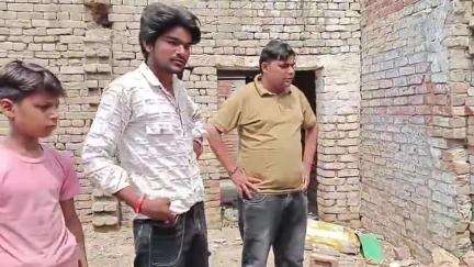 कैराना क्षेत्र के गांव अलीपुर में रात बारिश के चलते ईट के चट्टे के नीचे दबकर कुत्ते की मौत