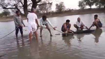 मारवाड़ जंक्शन: राजकीयावास कला गांव के तालाब में बने कुएं में गिरी भैंस, 2 घंटे की मशक्कत के बाद ग्रामीणों ने निकाला बाहर