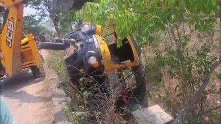 ସୋହେଲା: ଜିତପାଲୀ ବ୍ରିଜ ନିକଟରେ ଭାରସାମ୍ଯ ହରାଇ ଓଲଟି ଗଲା ଟେମ୍ପୋ, ଅଲ୍ପକେ ବର୍ତ୍ତିଲେ ଟେମ୍ପୋ ଚାଳକ