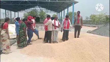 తొర్రూర్: తొర్రూర్ డివిజన్లో ధాన్యం కొనుగోలు కేంద్రాల్లో ఆరబోసిన వరి ధాన్యాన్ని వెంటనే కొనుగోలు చేయాలి,CPI ML మాస్ లైన్ డిమాండ్