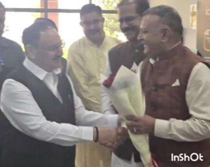 जवाली: पूर्व बिस प्रत्याशी जवाली ने गगल एयरपोर्ट पर राष्ट्रीय अध्यक्ष का स्वागत किया, भेंट किया गुलदस्ता