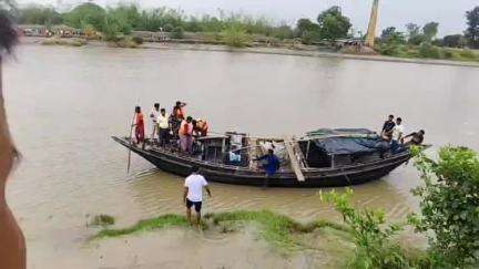ময়না: কংসাবতী নদীতে বজ্রাঘাতে নৌকার মাঝি নিখোঁজ, 24 ঘণ্টা ধরে ঢেউভাঙাতে চলছে প্রশাসনের তল্লাশি অভিযান